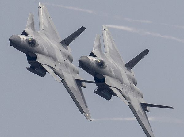 軍事震撼，20架轟炸機(jī)傾瀉240枚導(dǎo)彈的力量展示，軍事震撼，20架轟炸機(jī)傾瀉導(dǎo)彈力量展示日