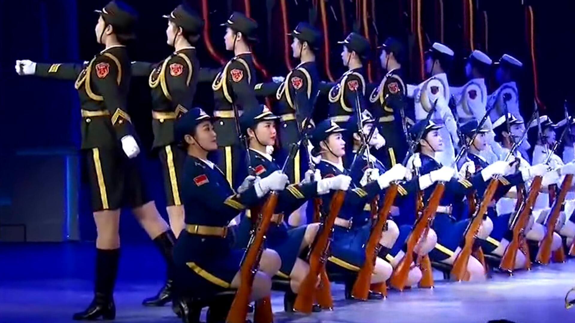 三軍女兵隊(duì)跳舞，展現(xiàn)力量與柔美的完美結(jié)合，三軍女兵隊(duì)舞蹈，力量與柔美的完美交融