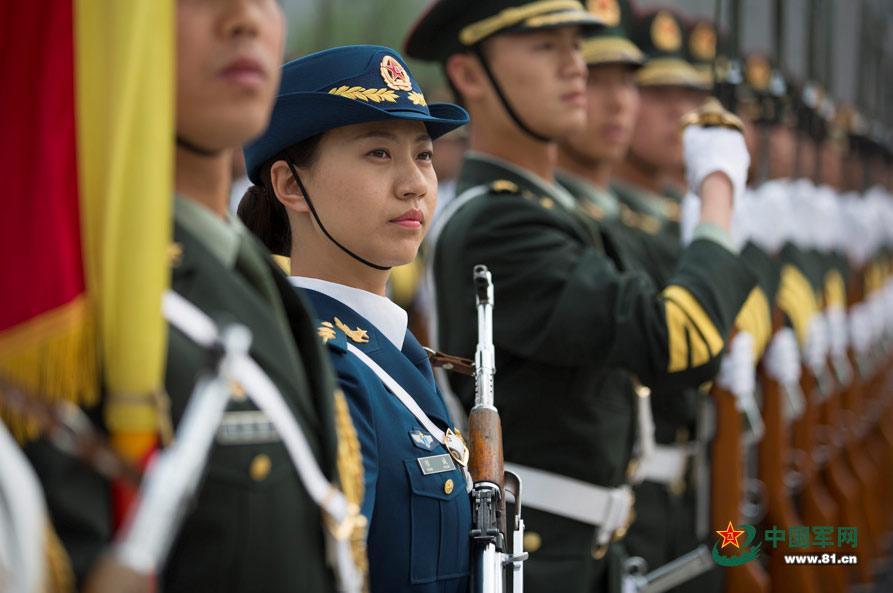 三軍儀仗隊(duì)女兵中隊(duì)，展現(xiàn)新時代巾幗英雄風(fēng)采，三軍儀仗隊(duì)女兵中隊(duì)，新時代巾幗英雄的風(fēng)采展現(xiàn)