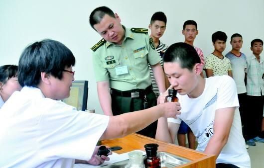 男兵體檢的尷尬圖，理解與尊重的重要性，男兵體檢中的尊重與理解的必要性，尷尬瞬間的思考