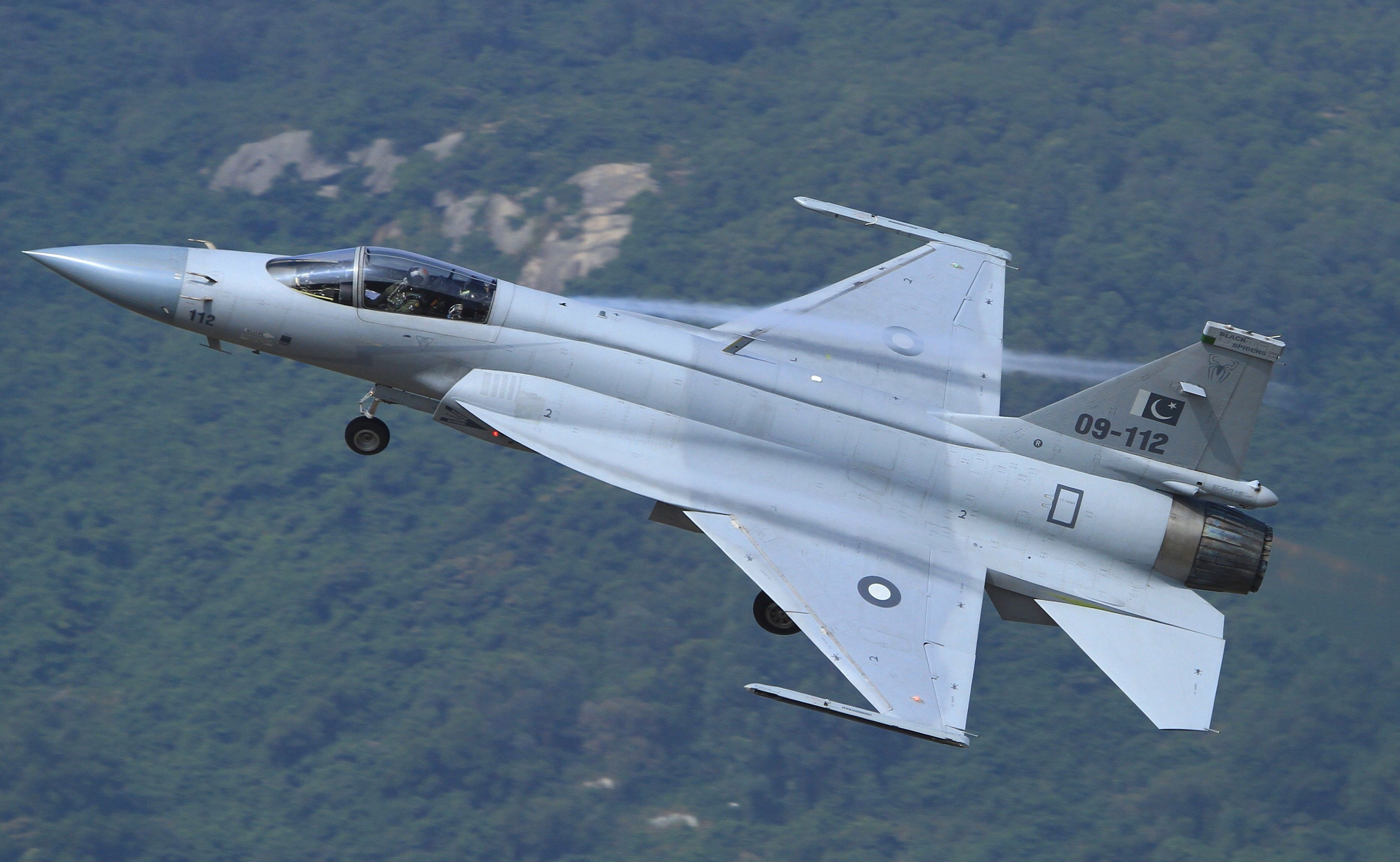 梟龍戰(zhàn)斗機(jī)圖片，展現(xiàn)中國(guó)空軍力量的驕傲，梟龍戰(zhàn)斗機(jī)風(fēng)采，中國(guó)空軍力量的驕傲圖片展示