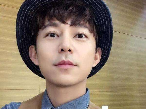 何炅的單身還是已婚狀態(tài)，深度解析與探討，何炅感情狀態(tài)深度解析，單身還是已婚之謎？