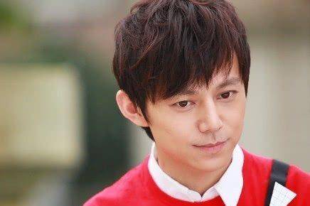 何炅年輕時(shí)的照片，時(shí)光倒流，回憶青春歲月，何炅年輕時(shí)的照片，時(shí)光倒流，青春歲月的美好回憶