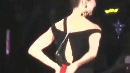 明星演出遭遇尷尬瞬間，衣服突然掉落揭秘，明星演出尷尬瞬間，衣物意外掉落背后的故事