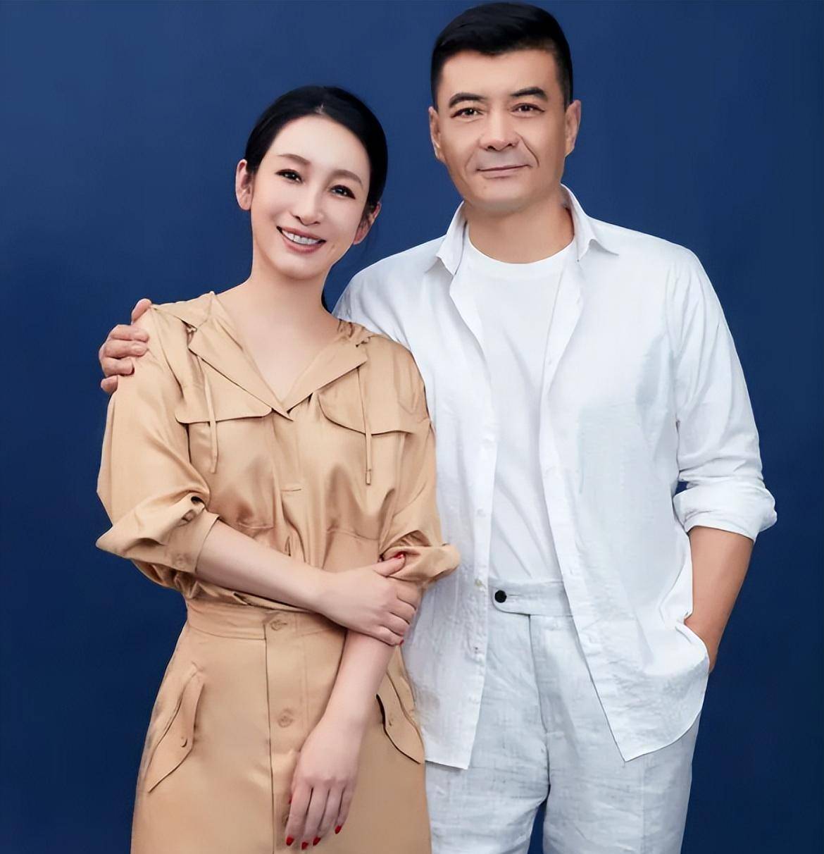 秦海璐老公王新軍簡(jiǎn)介，一位才華橫溢的演員與導(dǎo)演，秦海璐老公王新軍，演員與導(dǎo)演的才華橫溢簡(jiǎn)介