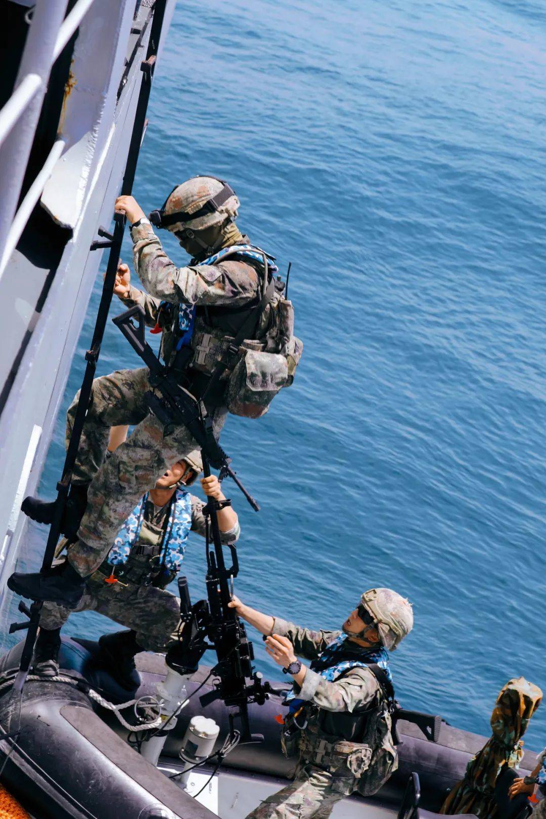 海軍陸戰(zhàn)隊(duì)，英勇無畏，榮耀使命，海軍陸戰(zhàn)隊(duì)，英勇使命，榮耀無畏